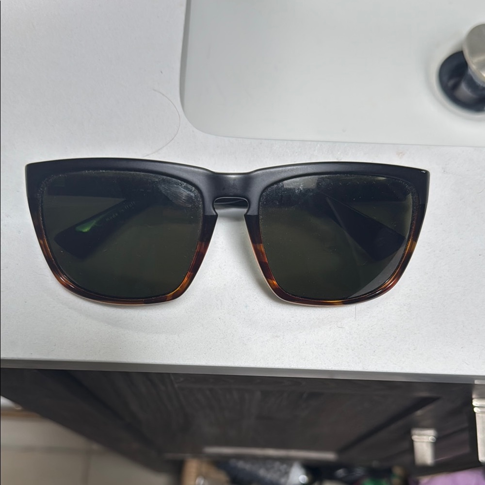 Stylish Black and Tortoise Sunglasses